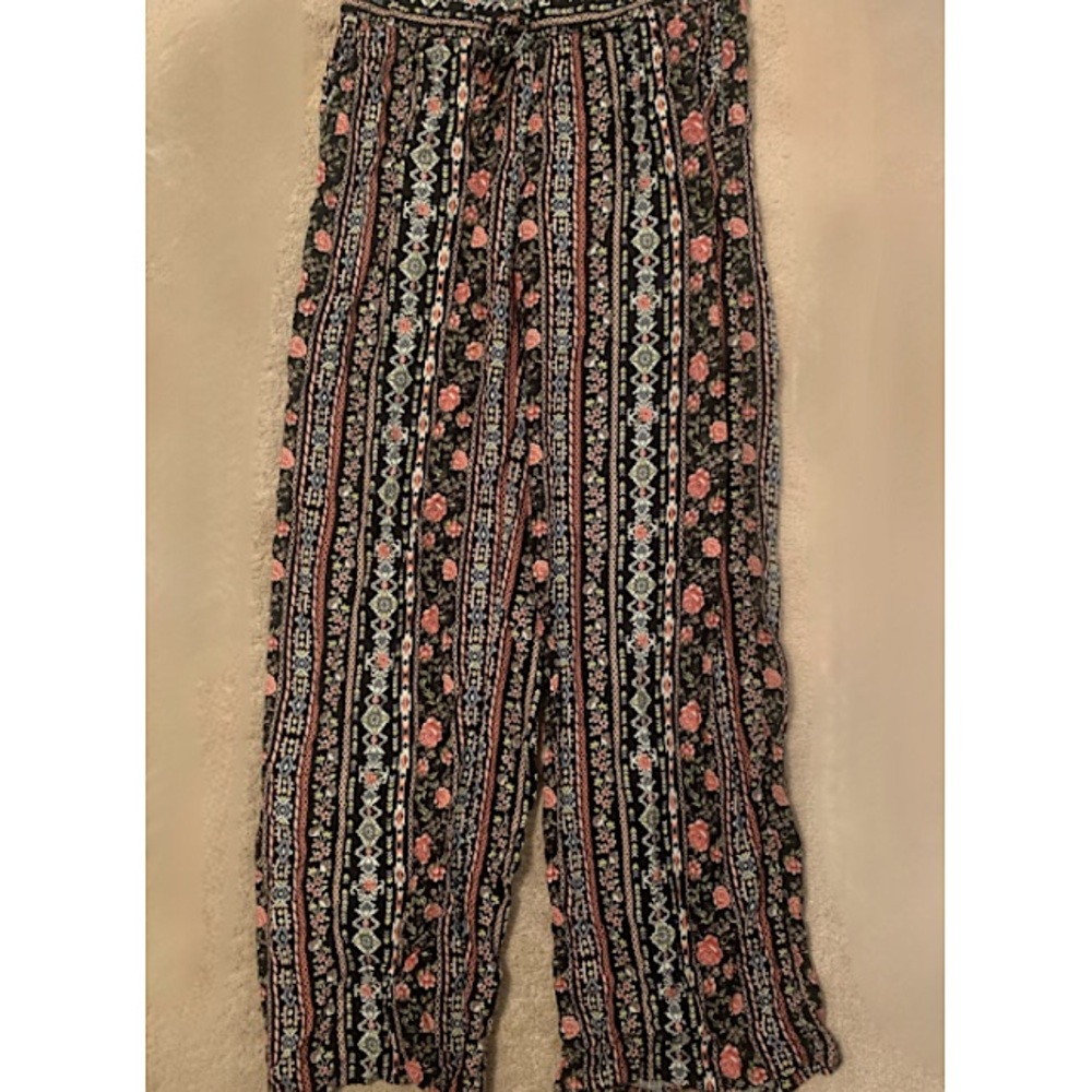 Beautiful flowy floral pants. Light material and perfect for warmer weather mos.